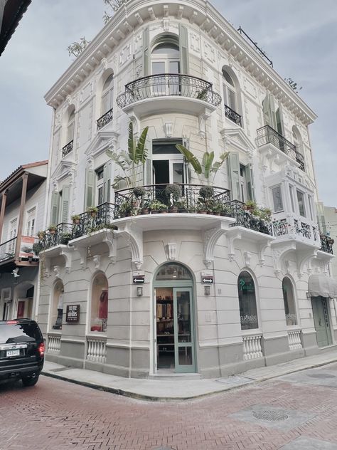 French Style Building, Classic Apartment Exterior Design, Neo Classic Building, Classic French Architecture, Parisian Home Exterior, Apartment Building Concept, Parisian Apartment Exterior, Parisian House Exterior, 1920 Architecture