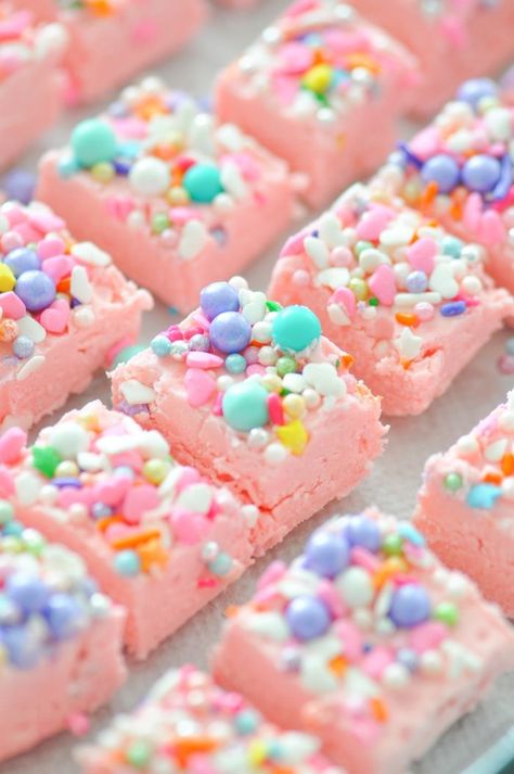 Easy Unicorn Fudge Recipe using two ingredients by Kara's Party Ideas | KarasPartyIdeas.com Unicorn Fudge, Wallpaper Unicorn, Unicorn Party Food, Unicorn Food, Unicorn Treats, Unicorn Desserts, Savory Cakes, Pastel Cupcakes, Themed Desserts