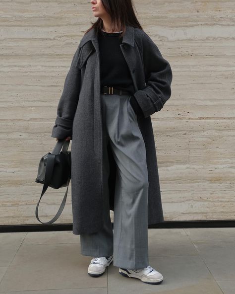 Francesca Saffari | 50 shades of grey 🌚 - #cosbyyou #cosstores #wintercoats #newbalance550 #nb550 #acnemusubi #meandem #femfeed #doseofstyle #minimalmoodboard … | Instagram Grey Palazzo Outfit, Grey Trousers Winter Outfit, Minimalist Urban Fashion, Grey Trousers Outfit Winter, Grey Pants Winter Outfit, Grey Palazzo Pants Outfit, Grey Pants Outfit Winter, Grey Wide Leg Pants Outfit, New Balance Outfit Men