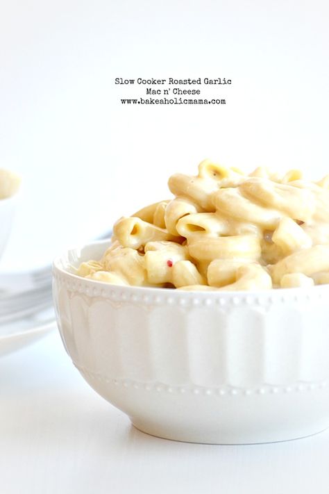 Roasted garlicky mac n' cheese made in a slow cooker #recipes #slowcooker Garlic Mac And Cheese, Slow Cooker Roast, Mac Cheese Recipes, Baked Macaroni, White Bowl, Crock Pot Slow Cooker, Crockpot Recipes Slow Cooker, Crock Pot Cooking, Packaging Ideas