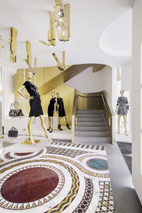 Versace Store Interior, Versace Store, Versace Design, Store Plan, Dior Boutique, Retail Space Design, Architectural Materials, Retail Interior Design, Store Design Boutique