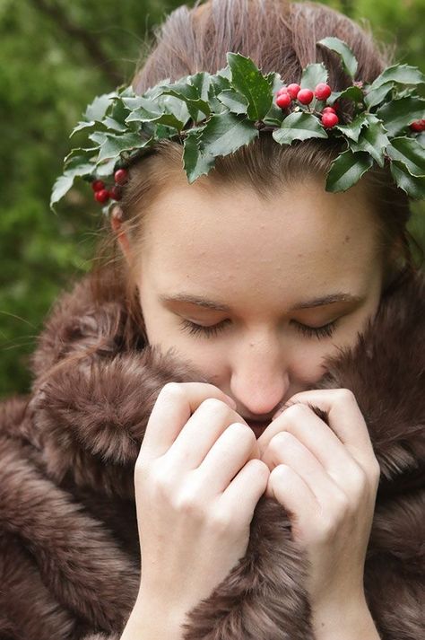 Floral Hair Wreath, Holly Leaves And Berries, Beautiful Winter Scenes, Hair Acessories, Old World Christmas Ornaments, Diy Crown, Christmas Preparation, Hair Wreaths, Christmas Beauty