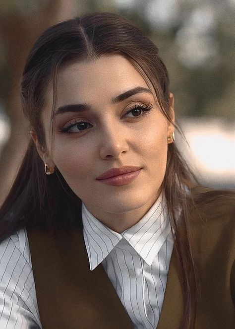 Hande Erçel Makeup, Rhinoplasty Nose Jobs, Hande Ercel Style, Beauty Hair Color, Turkish Women Beautiful, Celebrity Trends, Turkish Beauty, Hande Ercel, العناية بالشعر