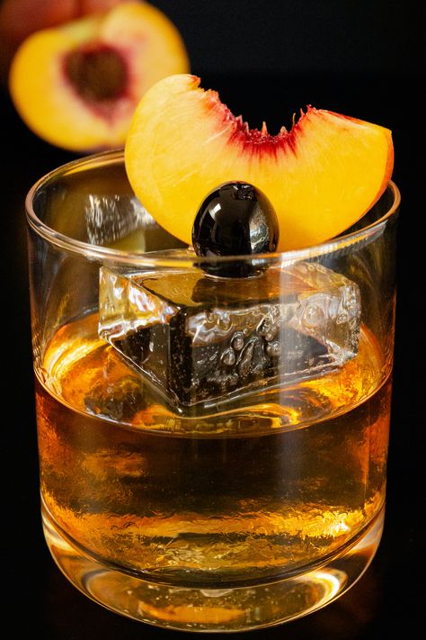 Peach Old Fashioned, Peach Old Fashioned Cocktail, Flavored Old Fashioned Cocktail, Old Fashioned Recipes Cocktail, Old Fashioned Bar, Old Fashion Drink Recipe, Bourbon Drinks Recipes, Whiskey Drinks Recipes, Peach Bourbon