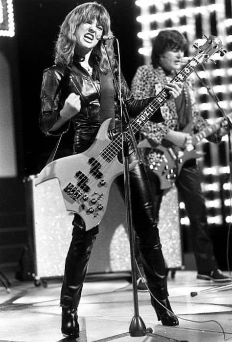 Suzi Quatro Suzy Quatro, Paul Simonon, Suzi Quatro, Joey Ramone, Fashion Gal, Women In Music, Bass Player, Look Good Feel Good, 70s Fashion