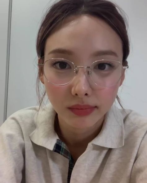 Specs For Round Face, Eyeglasses For Women Round Face, Specs Frames Women, Eyeglasses For Round Face, Frames For Round Faces, Korean Glasses, Nayeon Lq, Glasses For Round Faces, Classy Glasses