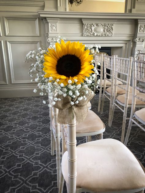 Sunflower Wedding Ceremony Decorations, Sunflower Wedding Aisle Decorations, Sunflower Aisle Decor, Sunflower Pew Decorations, Sunflower Wedding Aisle, Hessian Wedding Ideas, Rustic Sunflower Wedding Ideas, Country Rustic Wedding Ideas, Sunflower Wedding Decor