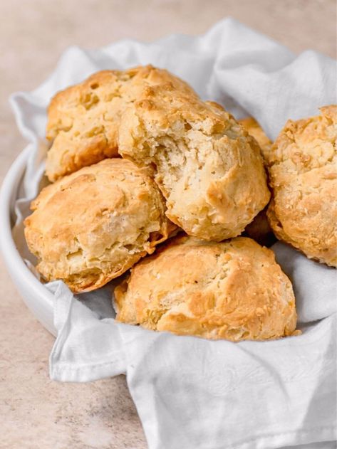 Buttermilk Biscuit Recipe, Buttermilk Biscuit, Milk Biscuits, Easy Biscuit Recipe, Homemade Almond Milk, Biscuits Easy, Homemade Biscuits, Pancakes Healthy, Buttermilk Biscuits