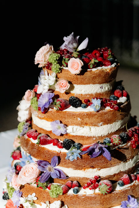 Treat your guests to a slice of elegance with our Naked Berry Wedding Cake! Layers of moist cake adorned with fresh berries and a hint of rustic charm, this cake is a delightful addition to your wedding celebration. Explore more delicious ideas on our website and follow us for wedding inspiration! 💍🍰 #NakedCake #BerryCake #WeddingDessert #RusticChic Indie Wedding Cake, Berries Wedding Cake, Macaroon Cake Wedding, Rustic Floral Wedding Cake, Fruit Tart Wedding Cake, Wedding Cake Non Traditional, Whimsical Wedding Food, Meringue Wedding Cake, Eclectic Wedding Cake