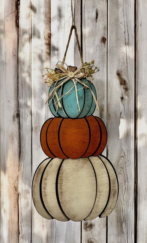 Pumpkin Porch Decorations, Pumpkin Stacks, Fall Greetings, Farmhouse Pumpkins, Diy Seasonal Decor, Fall Yard Decor, Fall Greenery, Fall Yard, Fall Greeting Cards