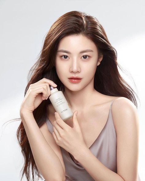 Go Younjung, Skincare Products Photography, 얼굴 드로잉, Skin Model, Beauty Products Photography, Beyond Beauty, Bare Face, Models Makeup, Beauty Shots