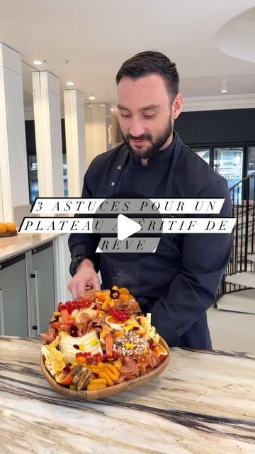 ELLE à table on Instagram: "3 astuces pour un plateau apéritif de rêve 🌸🧀   Aujourd’hui, Tom, le fondateur de @tableauxparis nous livre ses 3 meilleurs conseils pour impressionner ses invités à l’heure de l’apéritif ! Pour celles et ceux qui ne le connaissent pas encore, Tom et son équipe de choc réalisent de fabuleux plateaux apéritifs et brunch haut de gammes à destination d’évènements mais aussi de particuliers.  Ses précieuses astuces sont faciles à reproduire à la maison, selon vos goûts et vos envies, alors à vous de jouer ! 🍇   🎥 @_loubrd & @charlineflo      #food #aperitif #soiree #inspirations #tableauxparis #art #gastronomie #fruits #legumes #fromages #plaisir" Presentation Plateau Charcuterie, Quick Saves