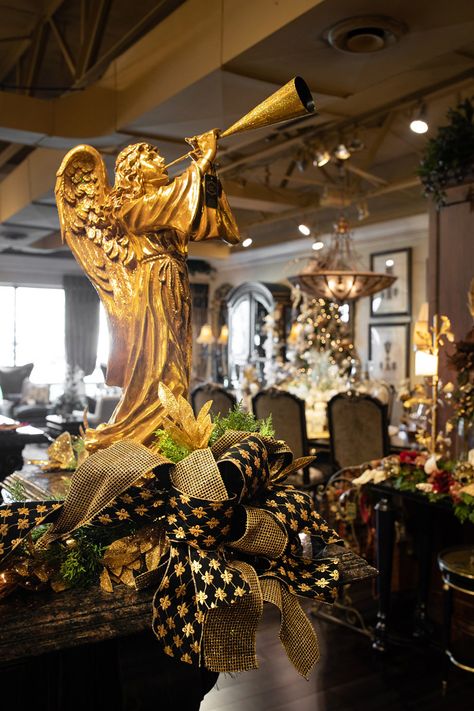 Black and Gold Holiday Decor Angel Centerpieces, Beige Rooms, Black And Gold Christmas Decor, Decoration Ideas For Christmas, Gold Christmas Decor Ideas, Deborah Levy, Gold Holiday Decor, Black And Gold Christmas, Black Christmas Decorations