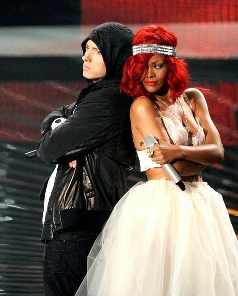 Eminem and Rihanna performing Love The Way You Lie live at the 2010 MTV Video Music Awards. AMAZING. Eminem Rihanna, The Slim Shady, Rihanna Love, Eminem Rap, Marshall Mathers, Rap God, Mtv Movie Awards, Mtv Videos, Slim Shady