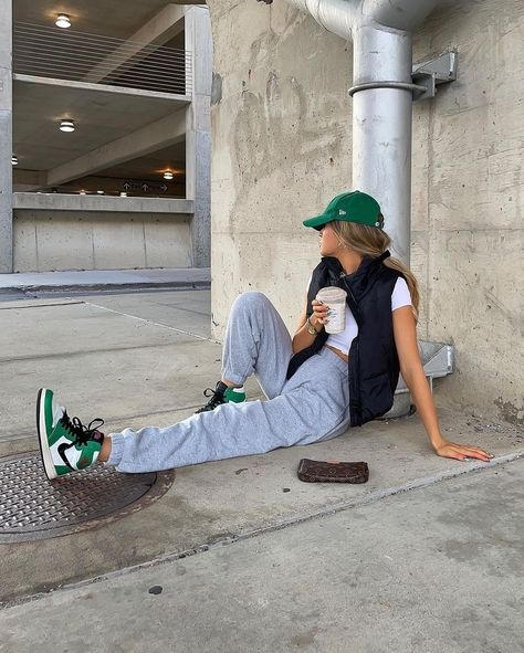 Lucky Green Jordan 1 Outfit, Green Vans Outfit, Old Skool Vans Outfit, Lucky Green Outfit, Lucky Green Jordan 1, Cap Outfits For Women, First Day Of School Fits, Styling Jordans, Jordan Fits