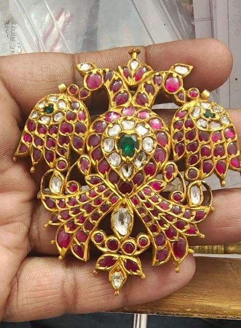 91.6 Gold Crafted South Temple Jewellery | Diamond Manak is crafted in Emerald Gold. Manufacturing Ghat, Kundan, Stone, Wax all are given different weights. Kundan inlaid work is also done. Kundan set repair center broken put all ready Jaipur, Rajasthan (9929797213) #Bangalorejewellery #handmadekundan #ruby #Kundan Ganda Berunda, South Temple, Peacock Jewellery, Jewellery Kundan, Peacock Jewelry, King Khan, Antique Jewellery Designs, Jewellery Diamond, Bridal Jewelry Collection