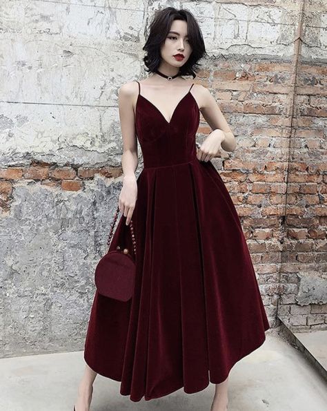 Tea Length Prom Dress, Tight Prom Dresses, Burgundy Bridesmaid, Short Prom Dresses, Quoi Porter, Chique Outfits, Occasion Dresses Wedding, Velvet Maxi Dress, Burgundy Prom Dress