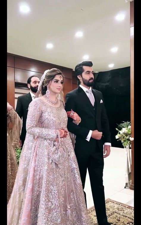 Pakistani Engagement Brides, Walima Couple Dressing, Walima Dresses Pakistani Brides, Walima Look, Walima Dresses Pakistani, Walima Bride, Wedding Matching Outfits, Walima Dresses, Pakistani Bridal Hairstyles