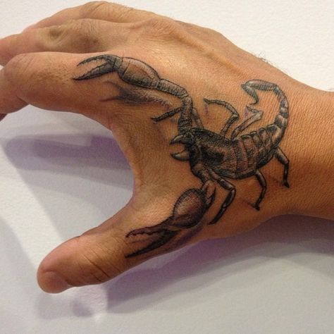 In the world of tattoo, the scorpion is a common animal that is used by many tattoo lovers. Each wearer of the tattoo will apply it with a particular meaning behind it. Nonetheless, others only… Trin For Trin Tegning, Scorpion Tattoos, Herren Hand Tattoos, Tato Suku, Realistisches Tattoo, Tato Dada, Tato Dengan Makna, Bored Art, Art Examples