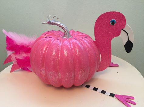 Flamingo pumpkin Flamingo Pumpkin Decorating, Flamingo Trunk Or Treat, Flamingo Pumpkins, Mermaid Pumpkin Painting, Flamingo Pumpkin, Pumpkin Competition, Appreciate Gifts, Flamingo Projects, Daisy Crafts