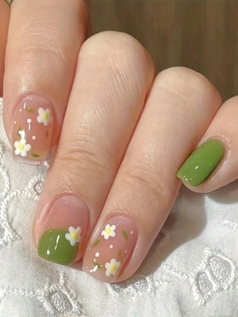 Buscar green nails | SHEIN Single Color Gel Nails, Ideas For Small Nails, Small Nails Ideas, Green And Yellow Nails, Cute Green Nails, Green And White Nails, Plant Nails, Nail Polish Nails, Handmade Nails