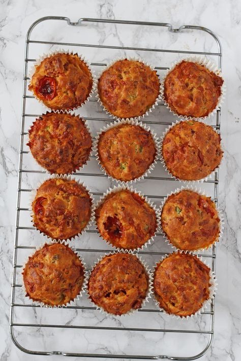 Easy one-bowl Pizza Muffins, perfect for the kids' lunch boxes or as an afternoon snack! Lunchbox Muffins, Non Sandwich Lunches, Mini Muffin Recipe, Savoury Muffins, Pizza Roll, Healthy Afternoon Snacks, Pizza Muffins, School Prep, Savory Muffins