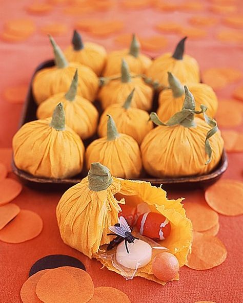 15 Easy Last Minute Halloween Party Favor Ideas! Halloween Treat Bags Diy, Pumpkin Favors, Diy Halloween Treats, Halloween Fest, Diy Halloween Decor, Martha Stewart Crafts, Pumpkin Party, Halloween Treat Bags, Floral Tape