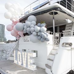 Boat Balloon Decoration, Engagement Party Yacht, Yacht Balloon Decoration, Yacht Party Decor, Boat Engagement Party, All White Boat Party, Boat Birthday Party Ideas Decoration, Yacht Party Decorations, Yacht Wedding Reception