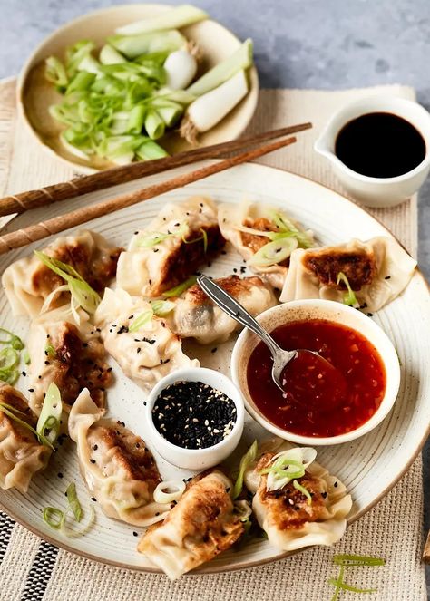 Gyoza met kip - makkelijk zelf maken - Uit Paulines Keuken Pesto Mozzarella, Indonesian Food, Christmas Dinner, Dumplings, Asian Recipes, Diner, Comfort Food, Yummy Food, Snacks