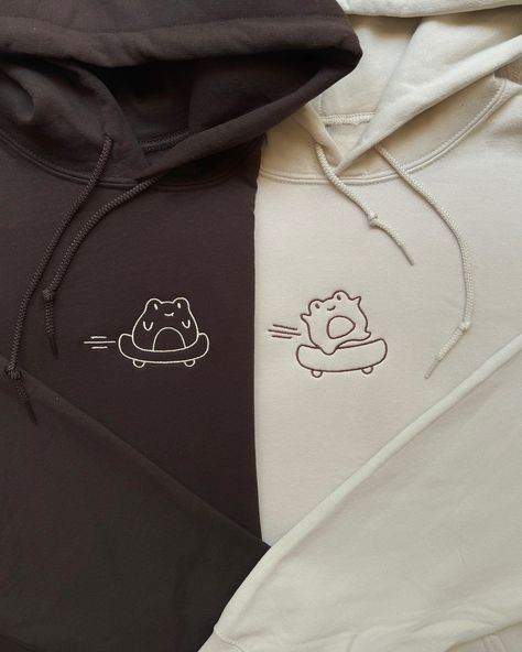 If they sent this to you, they wanna get matching hoodies🤭💕 Which one would you get?💖 This gift is something they will wear forever & when they wear it they’ll be reminded of how much love & appreciation you have for them🫶🏼 SHOP NOW~Link in bio<3 ~~ #anniversary #anniversarygift #gift #embroiderymachine #embroidery #custominitials #asmr #embroideryasmr #SmallBusiness #bfgiftideas #gfgiftideas #boyfriendgiftideas #girlfriendgiftideas #matchingcouplesoutfits #matchingcouples #matchingcoup... Hoodies For Couples, 3 Anniversary, Matching Hoodies For Couples, Mini Skateboard, Skateboard Fashion, Matching Hoodies, Bf Gifts, Matching Sweatshirts, Cute Embroidery