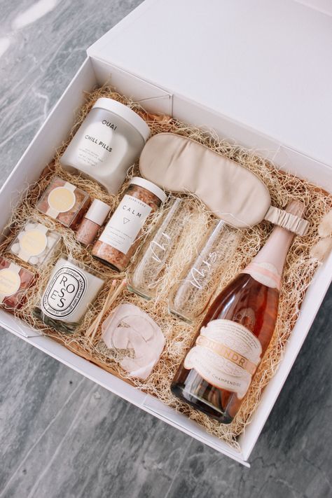 Bride Gifts Basket, Bride Present From Bridesmaid, Bridal Shower Box Ideas, Bridal Shower Gift Box Ideas, Bride Gift Bag Ideas, Gifts For Bride To Be From Bridesmaid, Cute Wedding Gifts For Bride, Bridal Shower Gifts For Bridesmaids, Bride To Be Gift Box Ideas