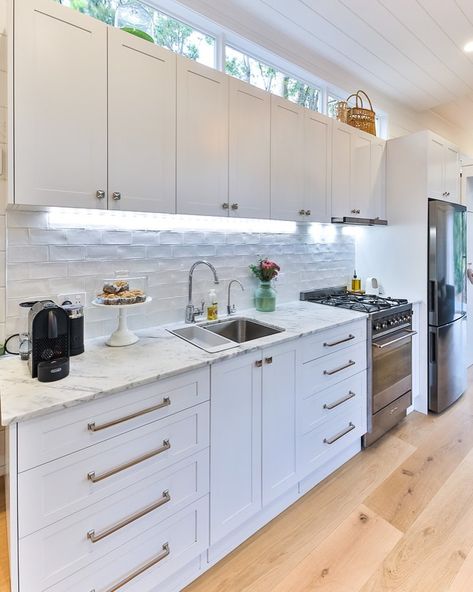 Living Big In A Tiny House on Instagram: “This tiny house kitchen is packed full of super clever storage ideas. ⭐️ Make sure you check out the full tour in our latest episode via…” Kitchen With Windows, Rainy Sunset, Ecological House, Above Kitchen Cabinets, Above Cabinets, Tiny House Kitchen, Compact Kitchen, Tiny House Interior, Small Windows