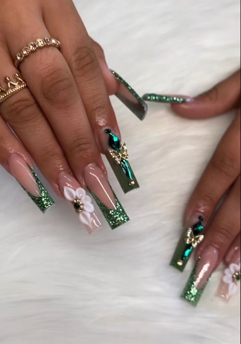 Dark Green And White Nails, Emerald Green Quince Nails, Green And Gold Acrylic Nails, Emerald Green Nails With Gold, Hispanic Nails, Quince Hair, Flare Nails, Gold Quince, Classic Nail