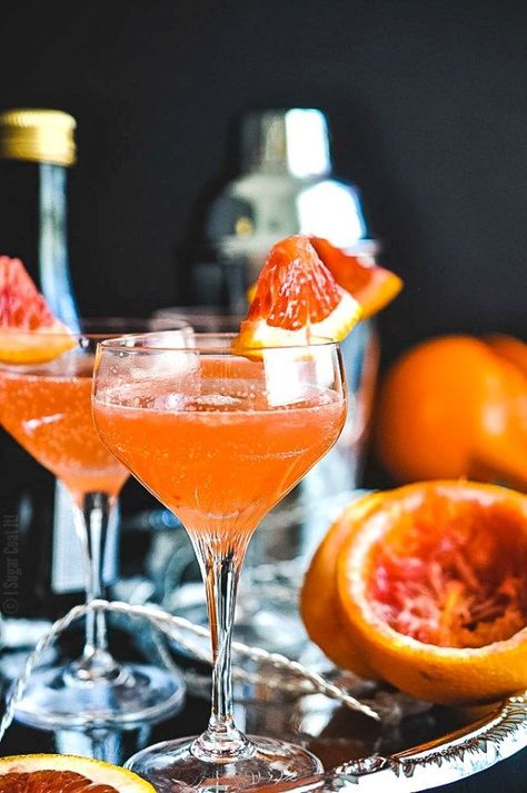 Cointreau Blood Orange Mimosa — delicious cocktail recipe that is perfect for Halloween or a Fall party. Giggle Water, Tonic Cocktails, Orange Mimosa, Fruit Decoration, Wedding Orange, Champagne Brunch, Art Hotel, Autumn Recipes, Fruit Decorations