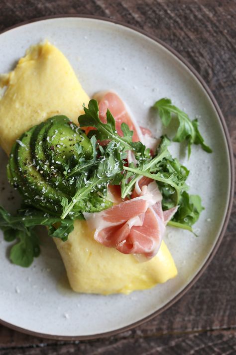 French Omelette with Prosciutto, Cheese, Avocado & Arugula French Omelette, Omelette Recipe, Deilig Mat, Breakfast Brunch Recipes, Omelet, Arugula, Egg Recipes, Prosciutto, Brunch Recipes