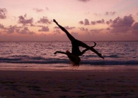 Gymnastics Sunset, Beach Gymnastics, Summer Wallpaper Phone, Gymnastics Wallpaper, California Places To Visit, Yellowstone Vacation, Dance Wallpaper, Dance Picture Poses, Gymnastics Poses