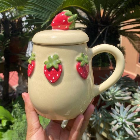 Strawberry Ceramic Mug, Handmade Ceramic Mugs Ideas, Cute Mugs Ceramics, Strawberry Pottery, Ceramic Cups Handmade, Strawberry Tumbler, Strawberry Mug, Nana Anime, Strawberry Kitchen