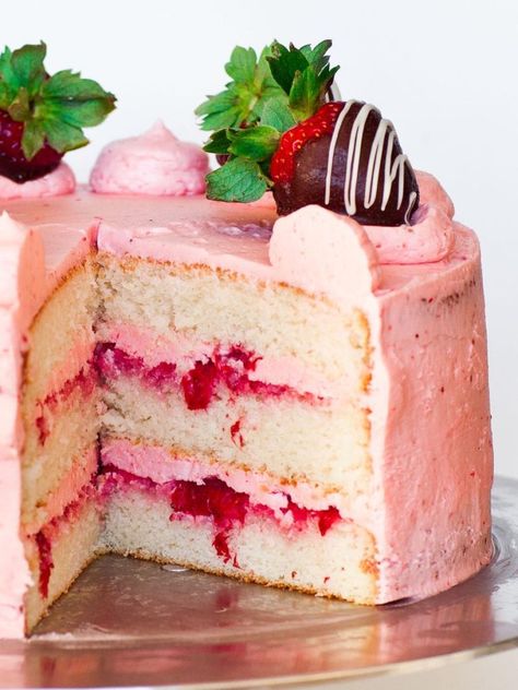 Strawberry Champagne Cake, Champagne Cake Recipe, Strawberry And Champagne, Mouth Chicken, Cake Recipes Uk, Inside Cake, Champagne Cake, Strawberry Champagne, Salty Cake