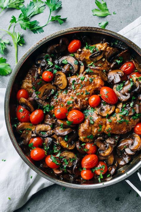 A simple Chicken Marsala recipe featuring fresh tomatoes, pan-fried chicken breasts, sauteed mushrooms, and a Marsala wine sauce. Drunken Chicken, Pan Fried Chicken Breast, Chicken Marsala Recipe, Marsala Recipe, Marsala Chicken Recipes, Diy Easy Recipes, Marsala Wine, Fried Chicken Breast, Simple Chicken