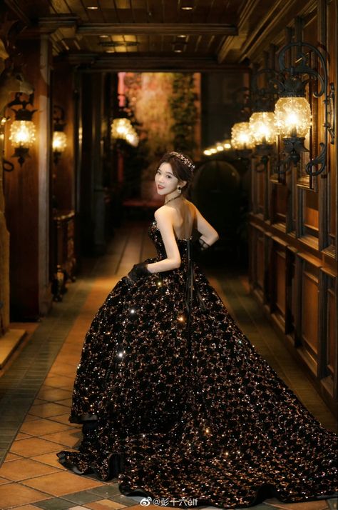 50s Photoshoot Ideas, Masquerade Photoshoot, Ulzzang Photoshoot, 50s Photoshoot, Sparkly Aesthetic, Winter Gala, Chic Photography, Liu Bei, Dream Costume