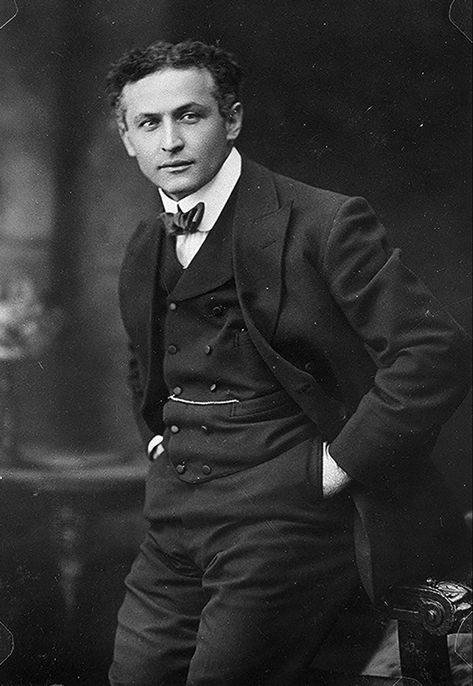 Harry Houdini Harry Houdini, People Icon, Bonnie N Clyde, The Photograph, History Photos, Wonderful Images, Picture Library, Rare Photos, Famous Celebrities