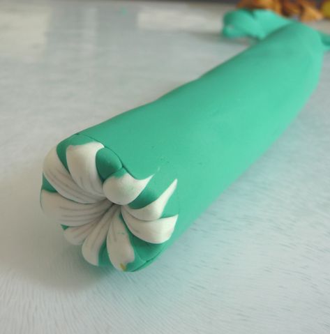 Clay Flower Cane, Making A Flower, Polymer Clay Beads Diy, Polymer Clay Cane Tutorial, Polymer Flowers, Polymer Clay Jewellery, Polymer Clay Flower Jewelry, Clay Cane, Polymer Clay Ornaments