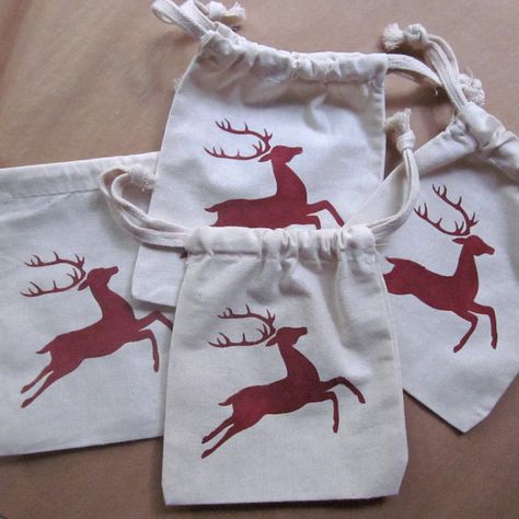 Lodge Christmas, Christmas Scandinavian, Gift Bags Christmas, Christmas Lodge, Merry Christmas To You, Cotton Drawstring Bags, Christmas Gift Bags, Diy Couture, Christmas Deer