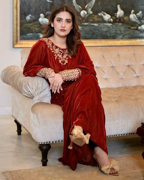 Shop Mommy to be Hiba Qadir's look through LINK IN BIO 🛍️✨ Brand: Maria Ali ID: XBF6142 Download our App now & Enjoy Mega Discounts 🤩📱🥳 Hiba Qadir, Hiba Bukhari, Long Bridal Hair, Mommy To Be, Indian Photoshoot, Embroidery Neck Designs, Couples Poses For Pictures, Pakistani Actress, Outfit Look