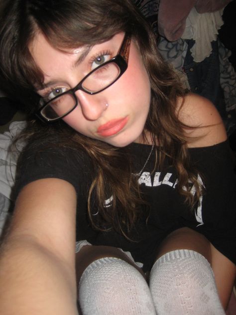 Y2k Prescription Glasses, Small Glasses Aesthetic, 2000s Indie Sleaze Aesthetic, Femcel Phenotype, 2010 Hipster, Eye Glasses Aesthetic, 2000 Glasses, Glasses 2000s, 2000s Glasses