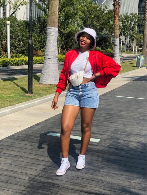 Red shirt, crop top, denim shorts , white bucket hat , all star Red White And Denim Outfits, White And Denim Outfits, Shirt And Denim Shorts, White And Denim, White Bucket Hat, Shirt Crop Top, Denim Outfits, Summer Outfit Ideas, Shorts White