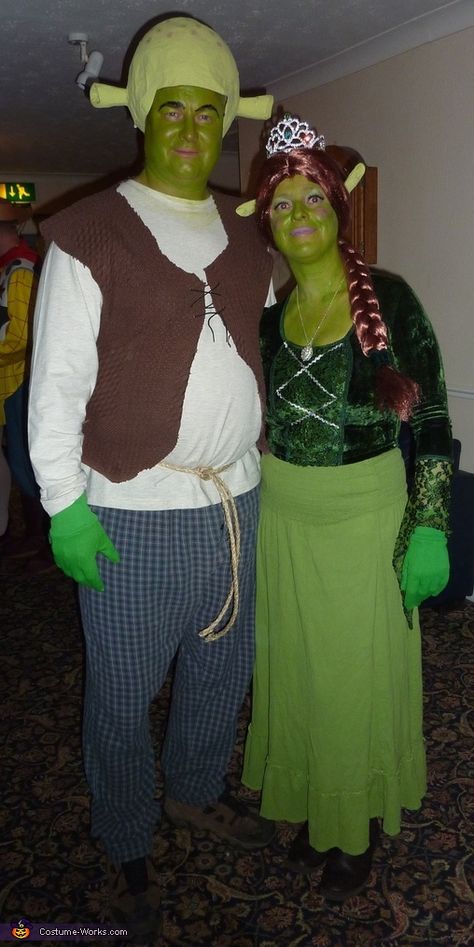 Sheri And Fiona Costumes, Halloween Pair Costumes, Diy Shrek Costume, Fiona Shrek Costume, Shrek Costume Diy, Shrek And Fiona Costume, Fiona Costume, Nye Ideas, Pair Costumes