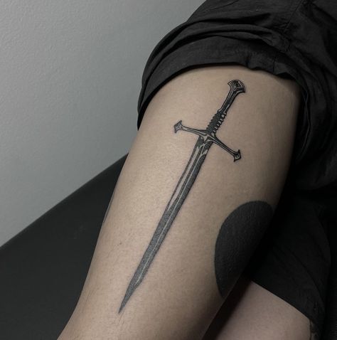 Claymore Tattoo Swords, Longsword Tattoo, Tattoo Swords Men, Dagger Leg Tattoo, Greatsword Tattoo, Goldryn Tattoo, Dager Tattoos, Simple Dagger Tattoo, Daemon Targaryen Aesthetic