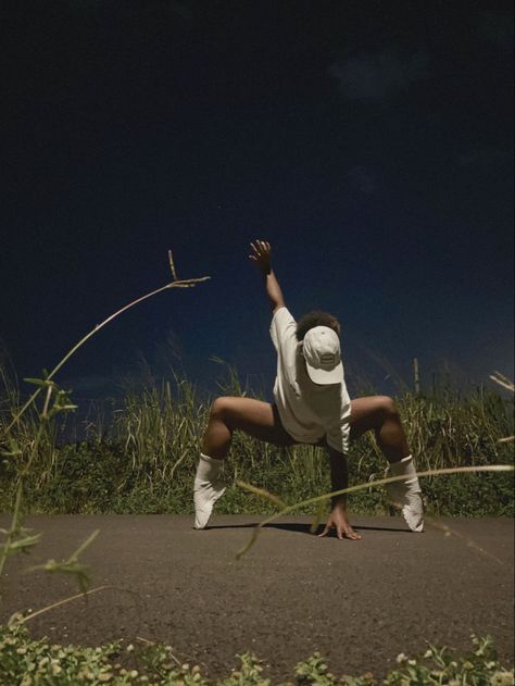 Black dancer aesthetic Black Dancer Aesthetic, Dancer Aesthetic, Black Dancers, Dancer Lifestyle, Dance Photo Shoot, Dancer Poses, Dancing In The Moonlight, Mask Girl, Action Poses