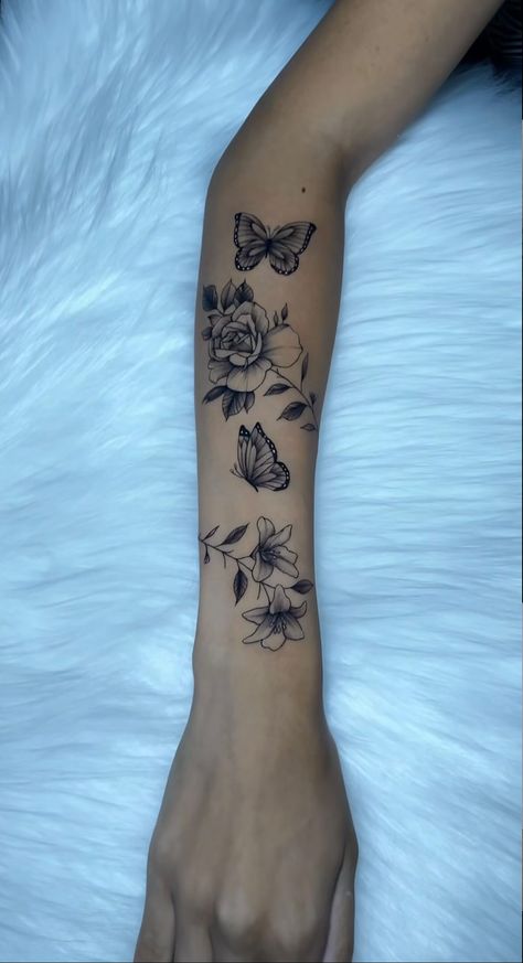 Tulips And Roses Tattoo, Flower Tattoo Around Arm, Flower Tatoos Arms, Forearm Tattoos Unique, Wrapped Arm Tattoo, Front Of Forearm Tattoo, Feminine Half Sleeve Tattoo Forearm, Wrap Around Tattoos For Women, Arm Vine Tattoos For Women